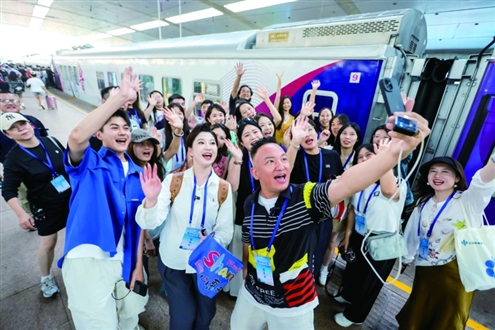 记者们参观“好客山东·齐鲁1号”旅游列车并合照 活动方供图